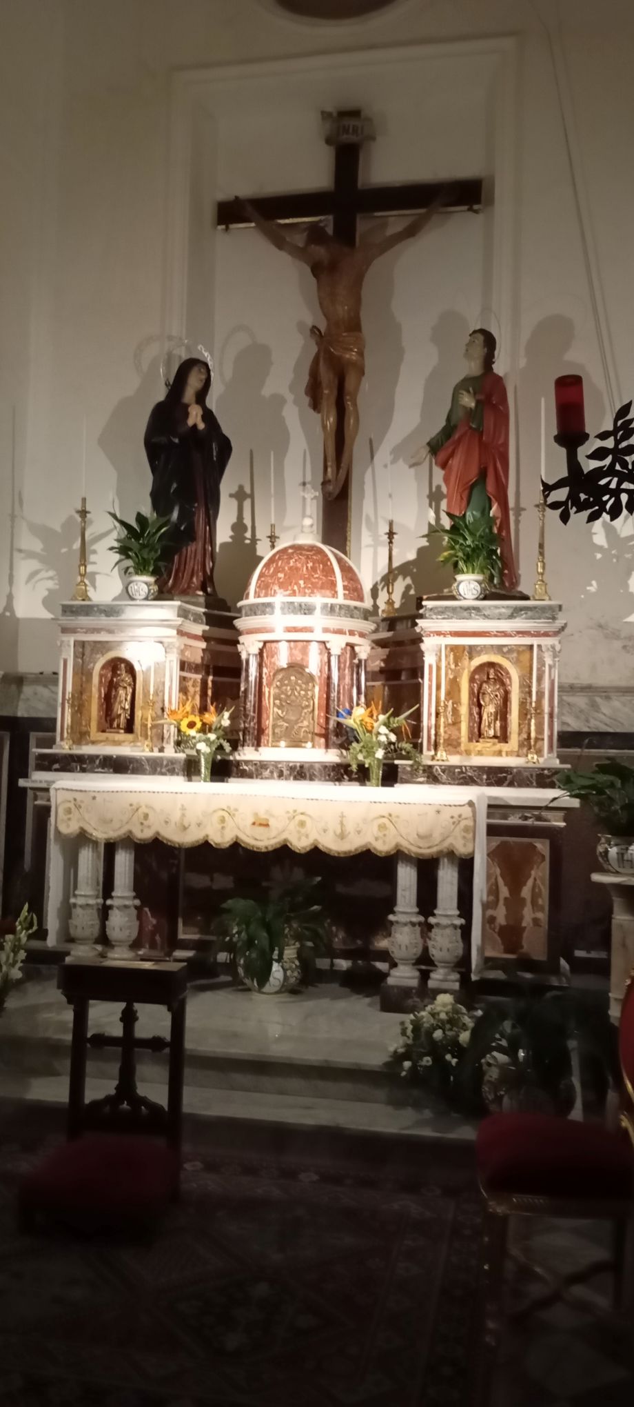 Altare maggiore con crocifisso